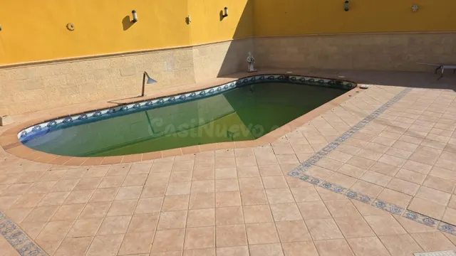 Villa 4 habitaciones 368m² en venta - Zona Pueblo — 4