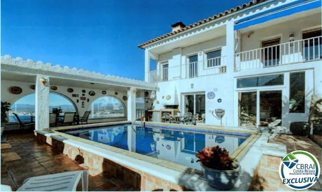 Magnífica casa con vista panorámica a la Bahía de Roses + Li