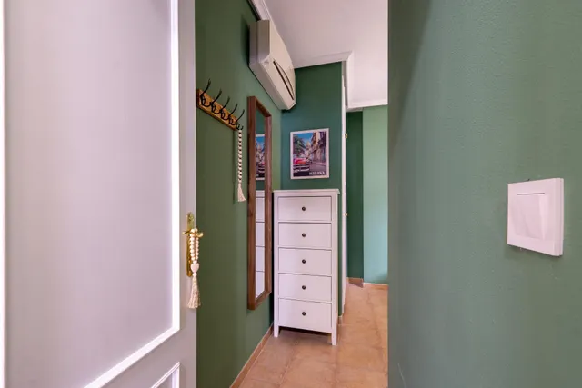 Ático renovado con estilo y balcón cerca de la playa — 11