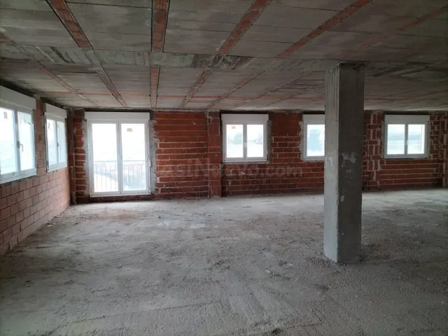 MONCASA VENDE EDIFICIO COMERCIAL EN VILLAMURIEL DE CERRATO - foto 4