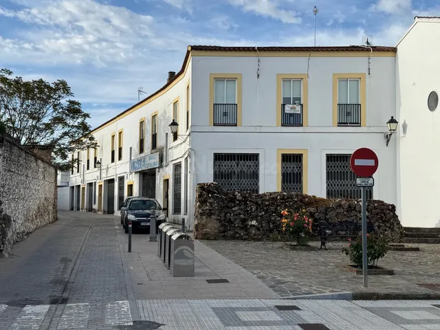 CASABANCO VENDE DOS PISOS EN LLERENA.