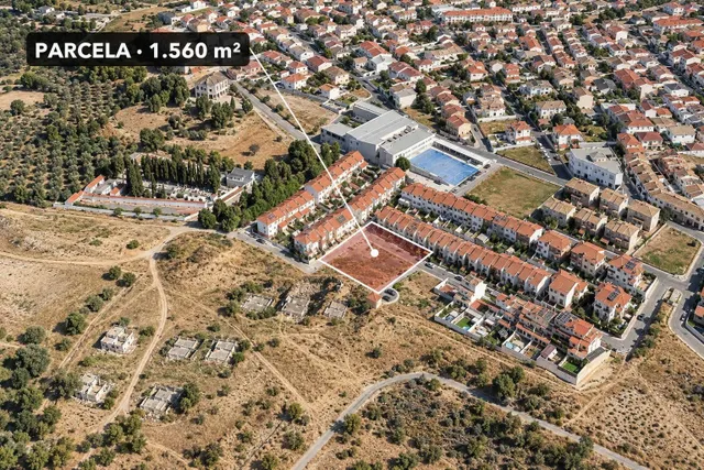 SOLAR RESIDENCIAL EN OTURA — 4