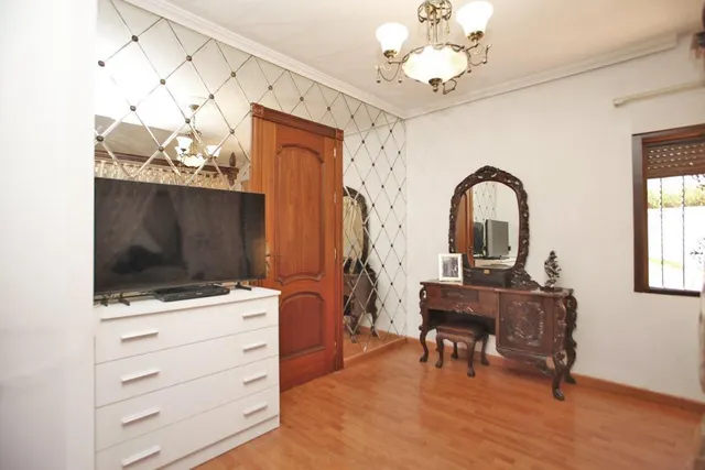 CHALET INDEPENDIENTE CON PISCINA EN LOS ÁNGELES — 24