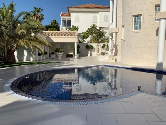 Majestuosa villa de lujo en La Caleta con vistas al mar - foto 4