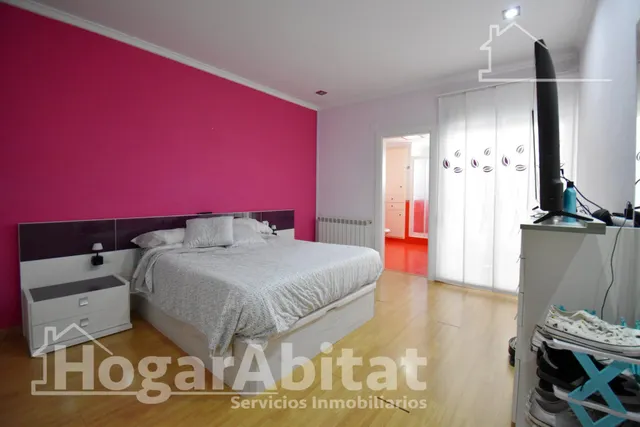 Extraordinaria amplitud en este luminoso primer piso con terrazas y trastero — 11