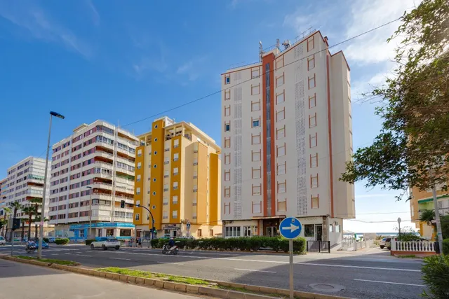 PRECIOSO APARTAMENTO TOTALMENTE REFORMADO CON VISTAS FRONTALES AL MAR — 46