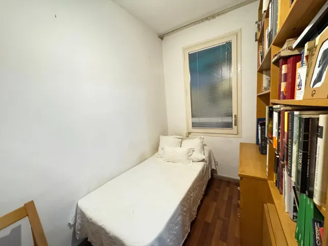 PISO DE 4 habitaciones Y DOS BAÑOS EN LA CALLE CALABRIA CERCA DEL SAGRADO CORAZÓN — 32