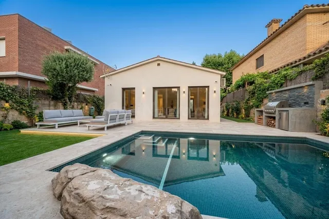 Casa o chalet independiente en venta en Calle de Bascònia - foto 2