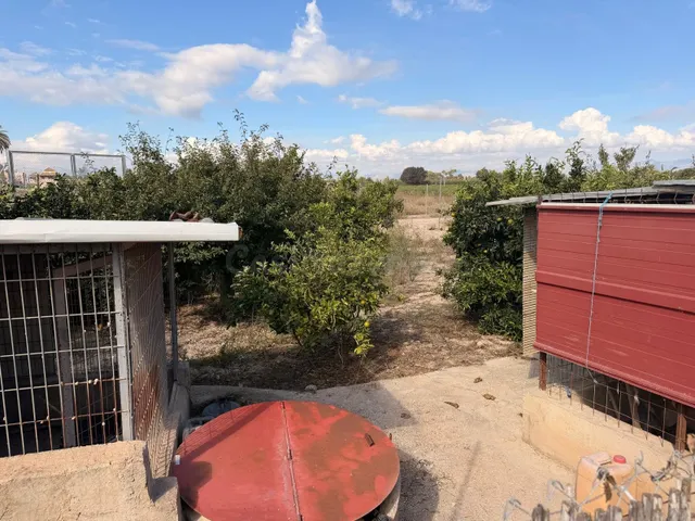 CASA DE MADERA SOBRE PARCELA DE 360 M2 CON ARBOLES FRUTALES  - foto 3
