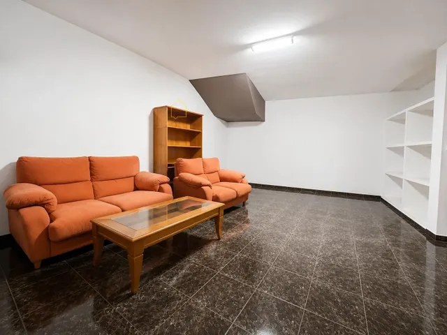Dúplex de 4 dormitorios, cochera y patio en San José — 33