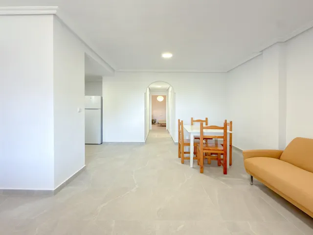 OPORTUNIDAD! Fantástico apartamento reformado con confortable terraza y vistas despejadas (210 Mts playa) — 7