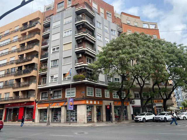 Venta de piso en Angel Guimerá para reformar, Valencia - foto 2