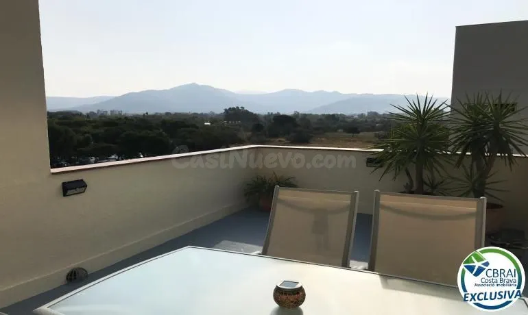 Apartamento reformado con amplia terraza y aparcamiento privado en Santa Margarita Roses