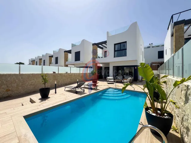 ¡Exclusivo chalet obra reciente con piscina privada en Punta