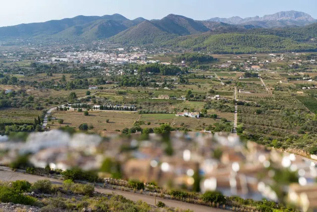 Terreno edificable en Jalón con vistas al valle y servicios cercanos — 2