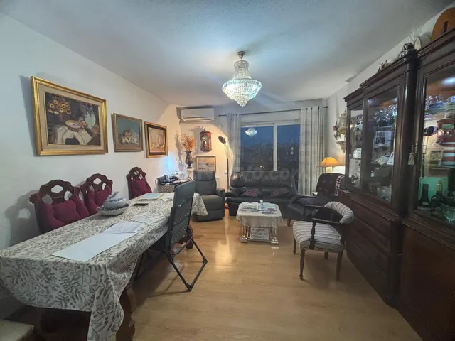 Buenavista.Piso con 102 m2 con 5 dormitorios, 1 baño complet