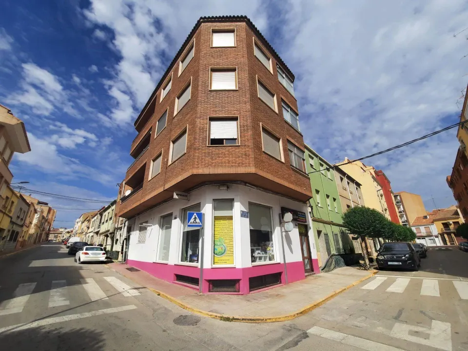 Amplio Local Comercial en Almansa - Oportunidad Única por €76,000