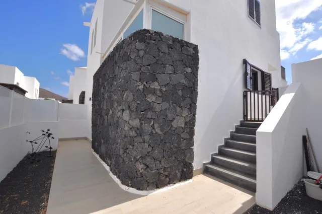 Casa semiadosada en esquina con vistas a los volcanes en Yaiza — 33