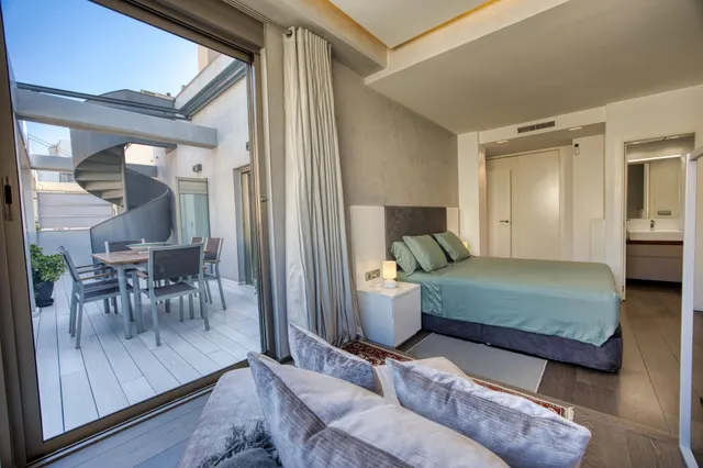 Ático con gran terraza y solárium privado en el corazón de Alicante — 23