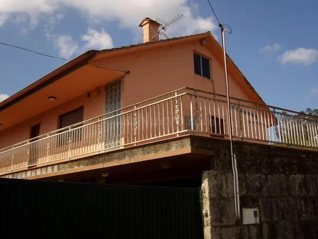 Casa con terreno en Mos SIN POSESION. No se Puede Visitar. - foto 2
