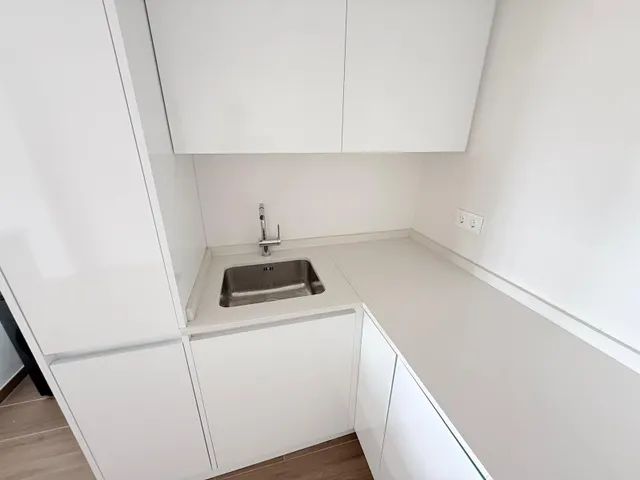 Luminoso apartamento semi-nuevo con terraza, piscina y parking — 11