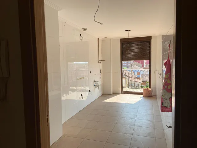 SE VENDE APARTAMENTO, COCINA, SALÓN, 2 HAB., 2 BAÑOS, ASCENSOR, TRASTERO, PLAZA DE GARAJE, NECESITA REFORMA. — 2