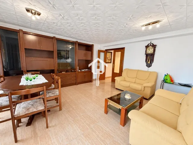 PISO EN VENTA EN ALICANTE. ZONA DE LA FLORIDA. 134m2 CON 4 habitaciones DOBLES, 2 BAÑOS COMPLETOS, TERCERA PLANTA CON ASCNESOR, TERRAZA Y DESPENSA. — 30