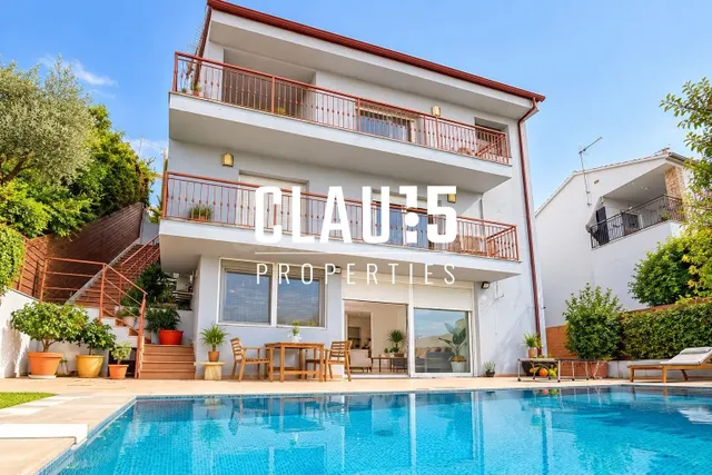 Casa en venta con piscina y vistas panorámicas en Vistamar, 