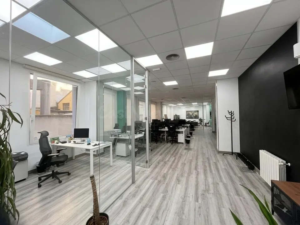 Se traspasa oficina en calle Marqués de Mondéjar