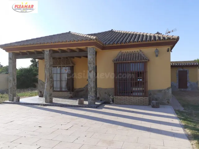 CASA CON TERRENO DE TRES DORMITORIOS ZONA PINAR DE LA VILLA