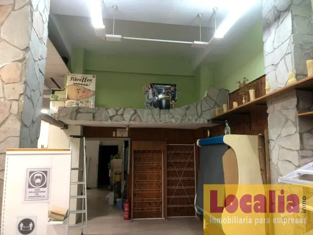 Amplio local de 360 metros en alquiler. Santander. — 2