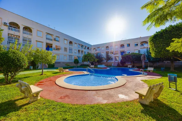 Ático con terraza, garaje y piscina a 250 metros del mar — 46