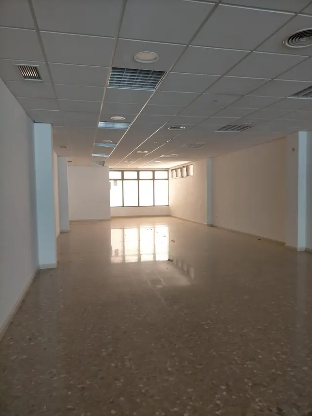 LOCAL COMERCIAL EN PRIMERA LINEA. BUEN ESTADO. — 2