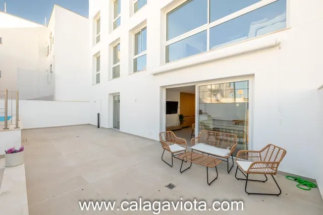 Planta baja con piscina privada y amplias terrazas — 27
