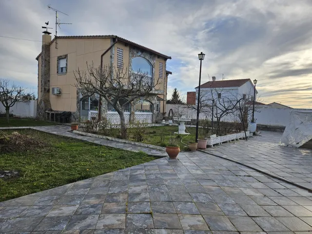 ESPECTACULAR PARCELA CON DOS CHALETS Y NAVE A 5 MIN DE SANTA