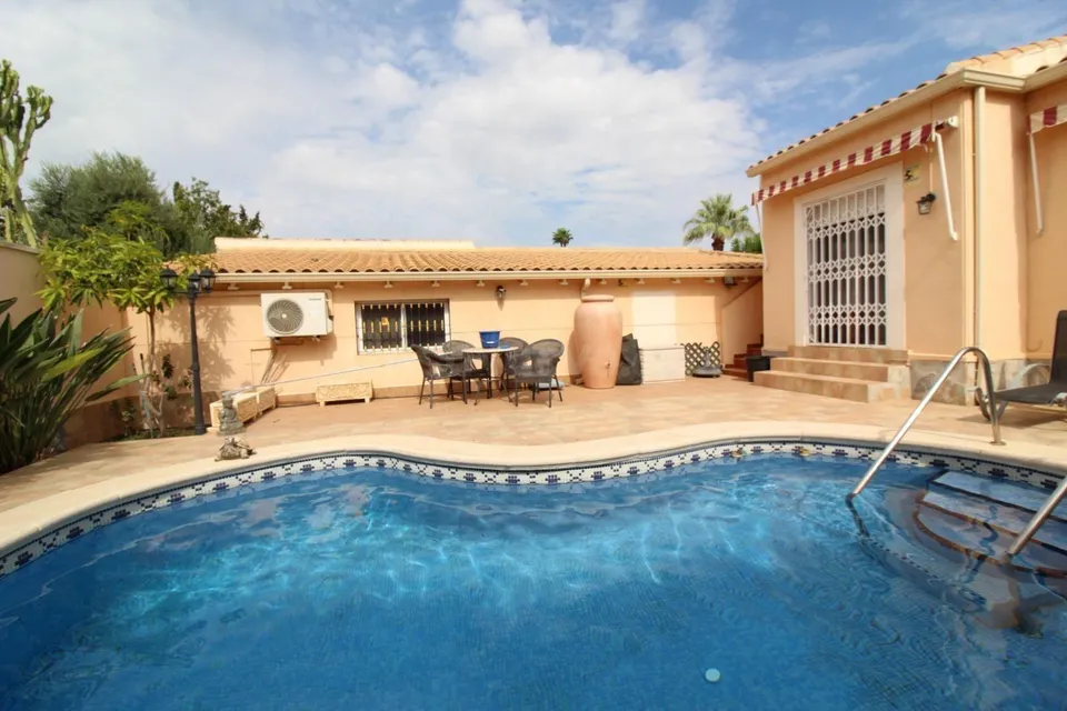 Magnifico chalet con piscina propia, un oasis para sus dias de descanso o si lo desea para vivir todo el año