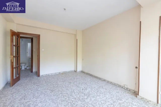 Piso en esquina con terraza y vistas a Plaza Mariana Pineda, Granada — 27