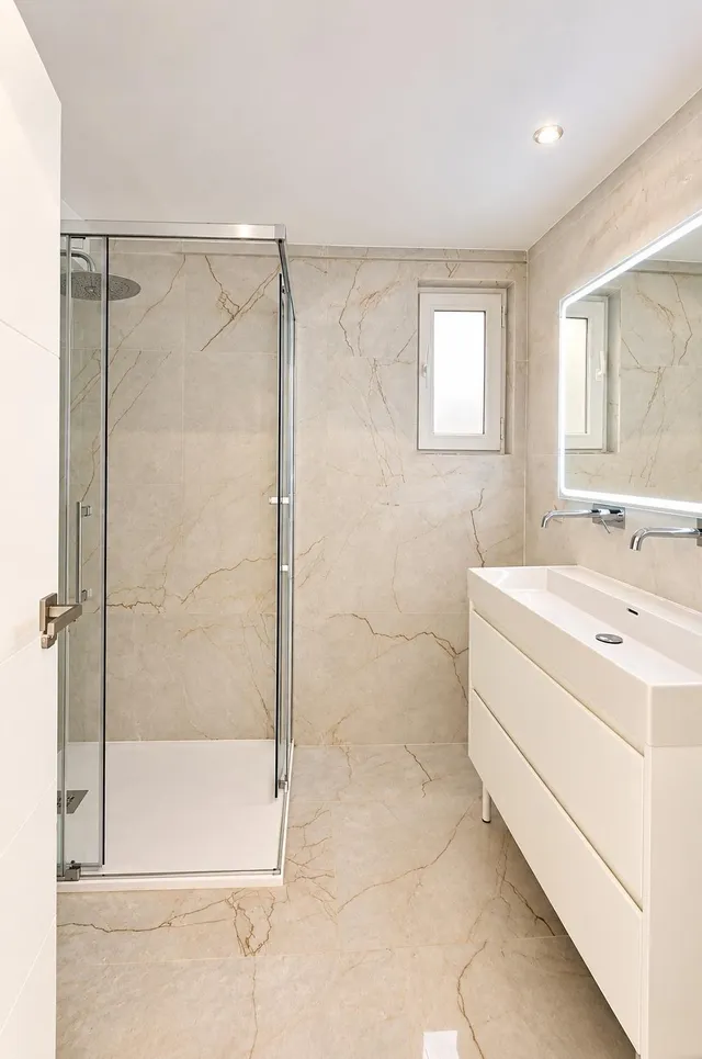 Se vende atico 5 habitaciones  totalmente reformado con vistas al mar  en pleno centro d Benidorm — 24