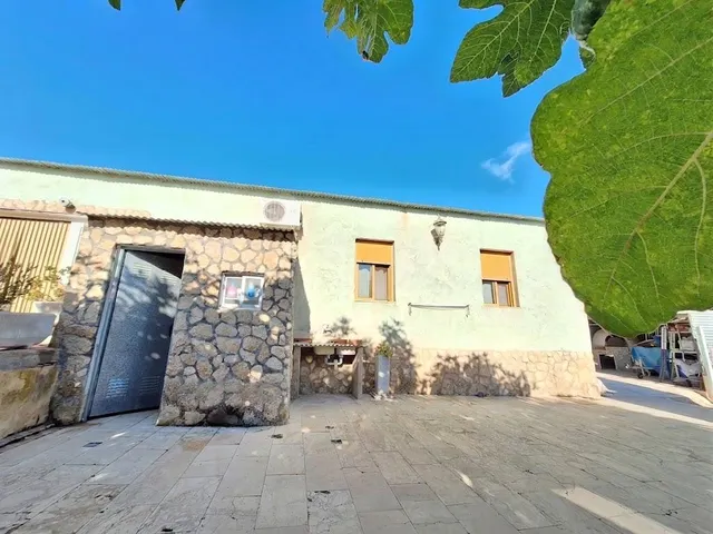 ¡Chalet con piscina a 858 €/m2!  4.000 m2 de parcela, 4 dormitorios y espacio para otra vivienda de 90 m2 — 48