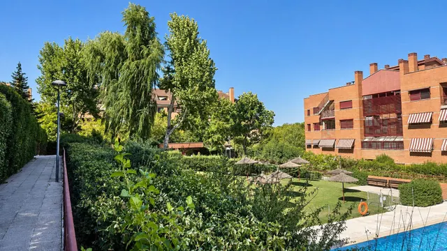 ¡en venta! piso con terraza acristalada, plaza de garaje y trastero en Boadilla del Monte — 32