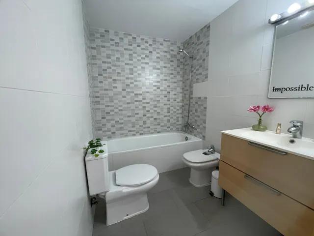 LUMINOSO ÁTICO EN URBANIZACIÓN CON PISCINA COMUNITARIA — 17