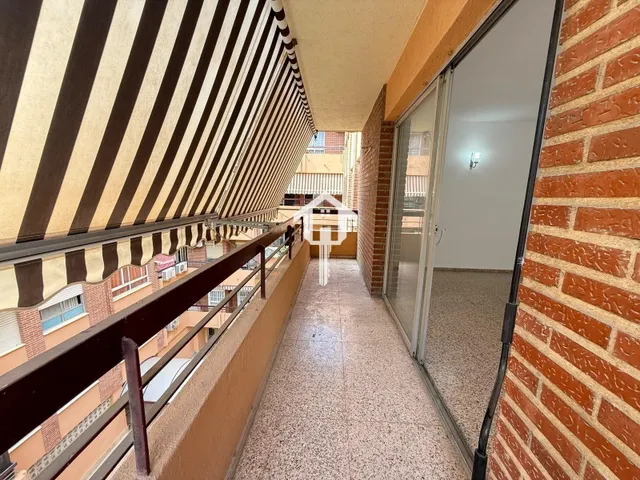 PISO EN VENTA EN ALICANTE. ZONA DE BABEL. 74m2, 4 habitaciones, 1 BAÑO Y 1 ASEÑO, TERCERA PLANTA CON ASCENSOR. — 24