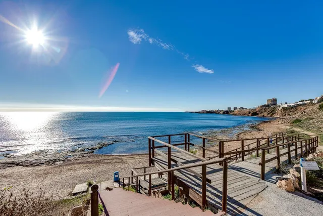 Gran piso de 4 dormitorios y dos baños en el corazón de Torrevieja, a menos de 500 metros del mar — 35