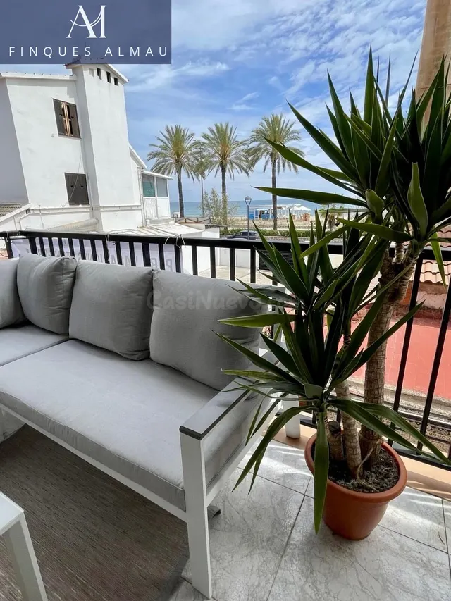 EN VENTA PISO EN PRIMERA LINEA DEL MAR - foto 3
