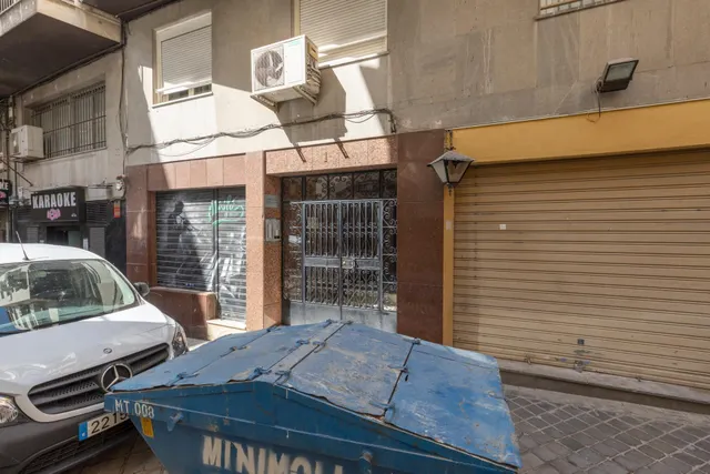 LOCAL COMERCIAL JUNTO A ÁNGEL GANIVET | ESPACIO Y UBICACIÓN. — 19