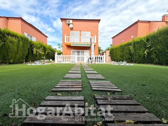 Privacidad y vida al aire libre en este exclusivo chalet con - foto 2
