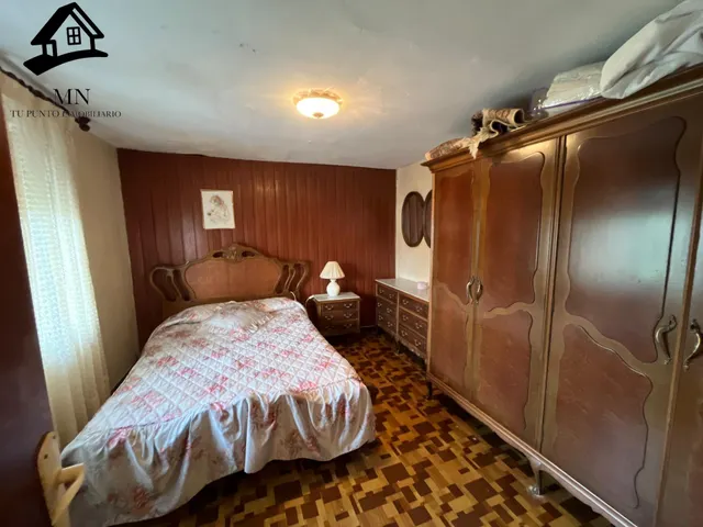 Casona Independiente Tradicional de Piedra con Balconada y Jardín Urbano en Penagos — 23