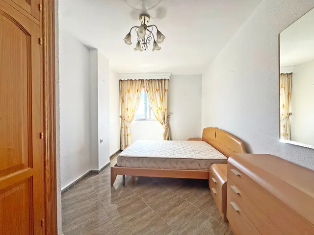 Amplio piso en esquina todo exterior con terraza y vistas al mar junto a Vialia y Avenida de Andalucía. — 29