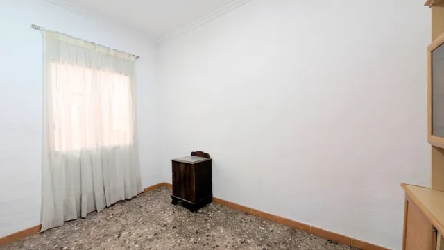 ¡Oportunidad única en la zona de Plaza de Barcelona!. Planta baja con entrada independiente y gran patio pisable. — 18