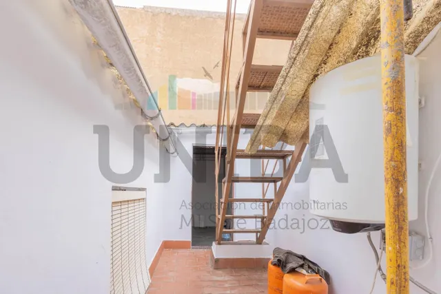 Casa de dos plantas con patios y azotea en Antonio Domínguez — 21